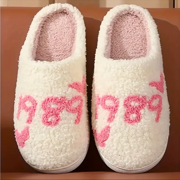 1989‎ Taylor Swift Women's Plush Lined Slippers - Picture 1 of 4